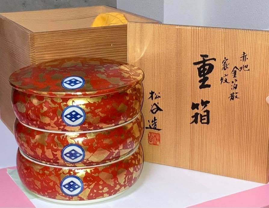 Amazon.co.jp: 2代目叶松谷(人間国宝)の作品 赤地金箔散家紋 重箱