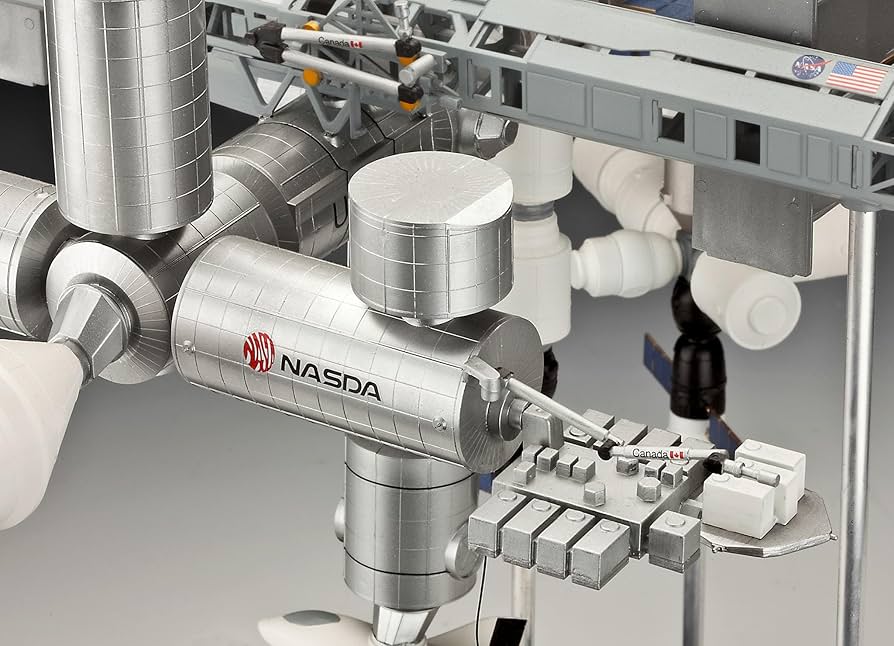 Amazon | ドイツレベル(Revell) 1/144 国際宇宙ステーション ISS 25