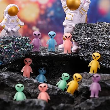 Amazon | CroBlissful カラフルなミニエイリアンフィギュア 暗闇で光り
