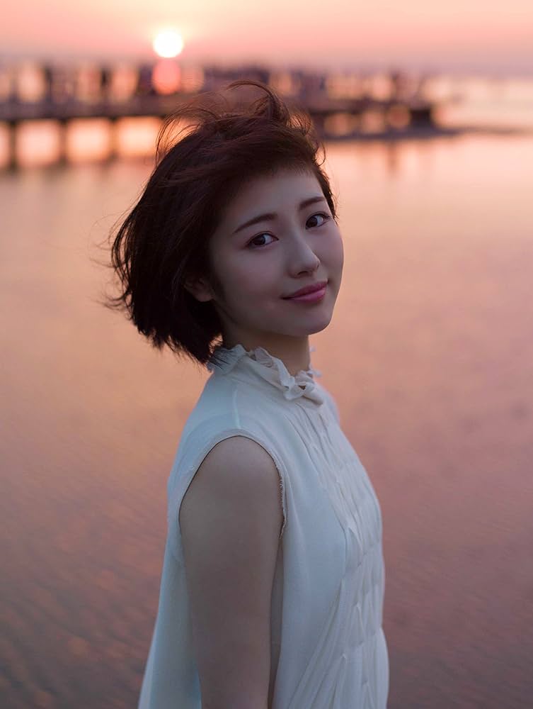 Amazon.co.jp: 浜辺美波写真集 voyage : 浜辺 美波, 細居 幸次郎: 本