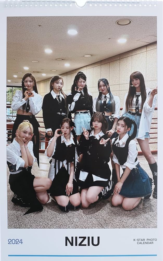 Amazon | NiziU ニジュー グッズ 大判 壁掛け カレンダー 2024年 (令和