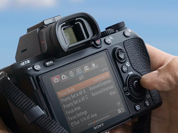 Amazon.com : Sony a7 III ILCE7M3/B Full-Frame Mirrorless