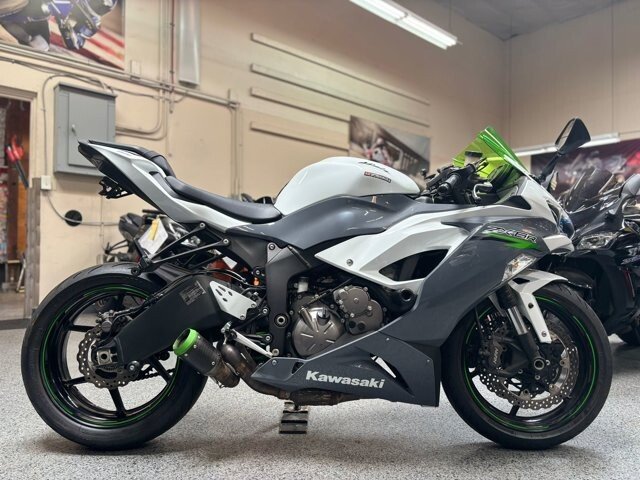 2021-Kawasaki-Ninja_ZX_6R-