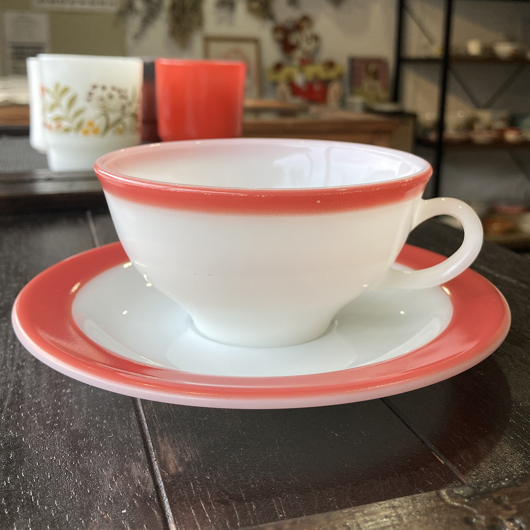 フラミンゴピンクカップ＆ソーサー 1960年～1970年代製造 oldPyrex