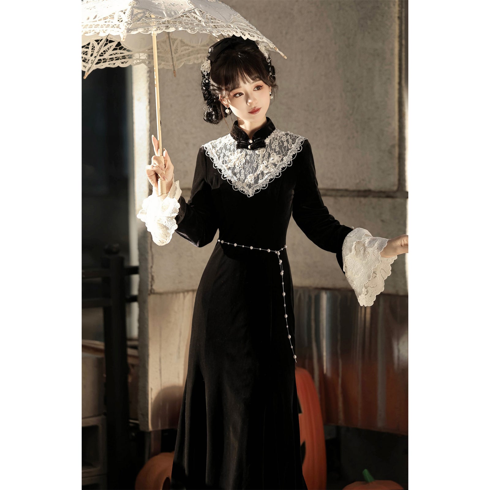 黒の王妃の刺繍ベルベットワンピース – ManusMachina