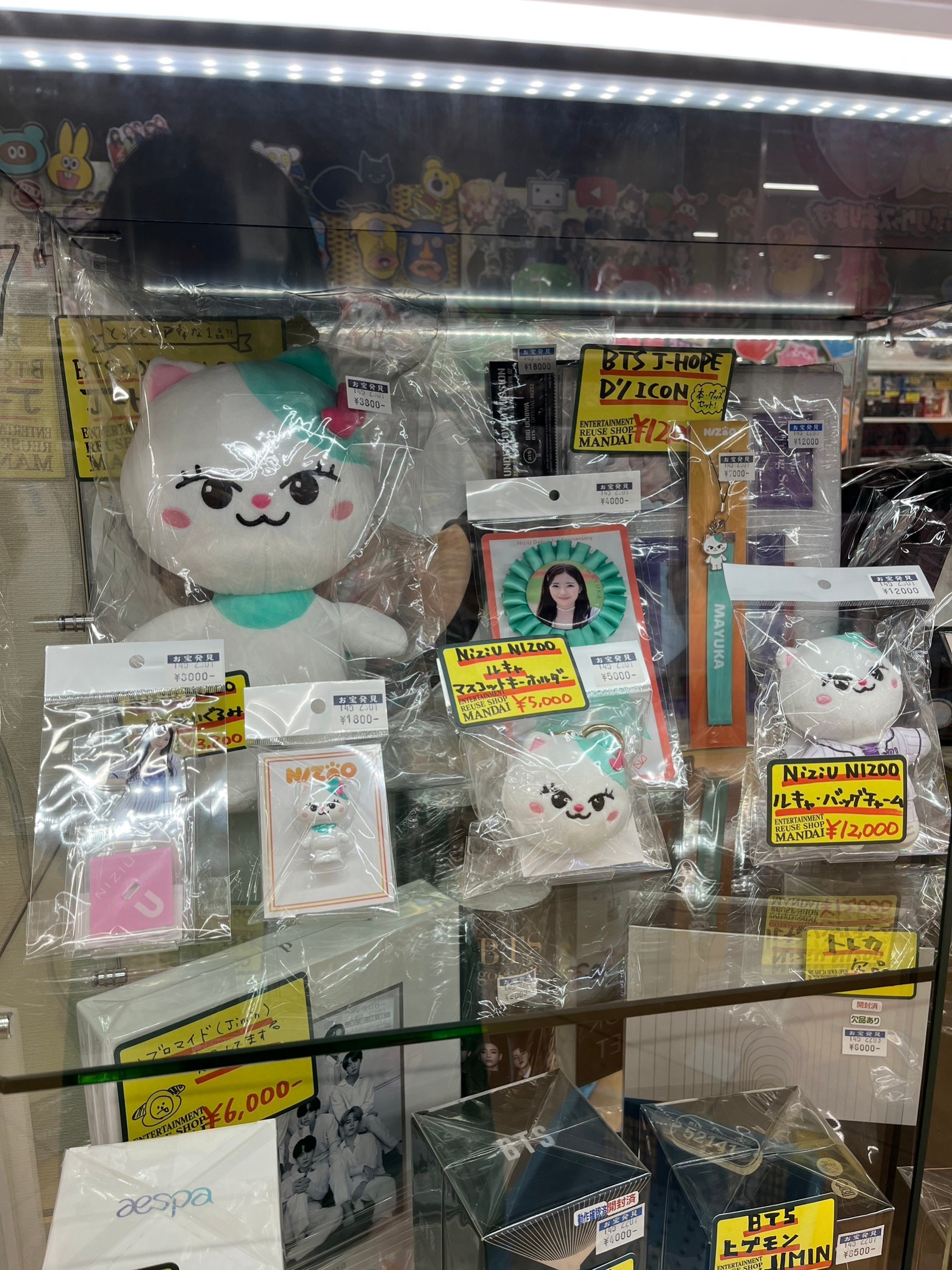 アイドルコーナー】先日お知らせしたNiziUグッズを全て店頭に出しま