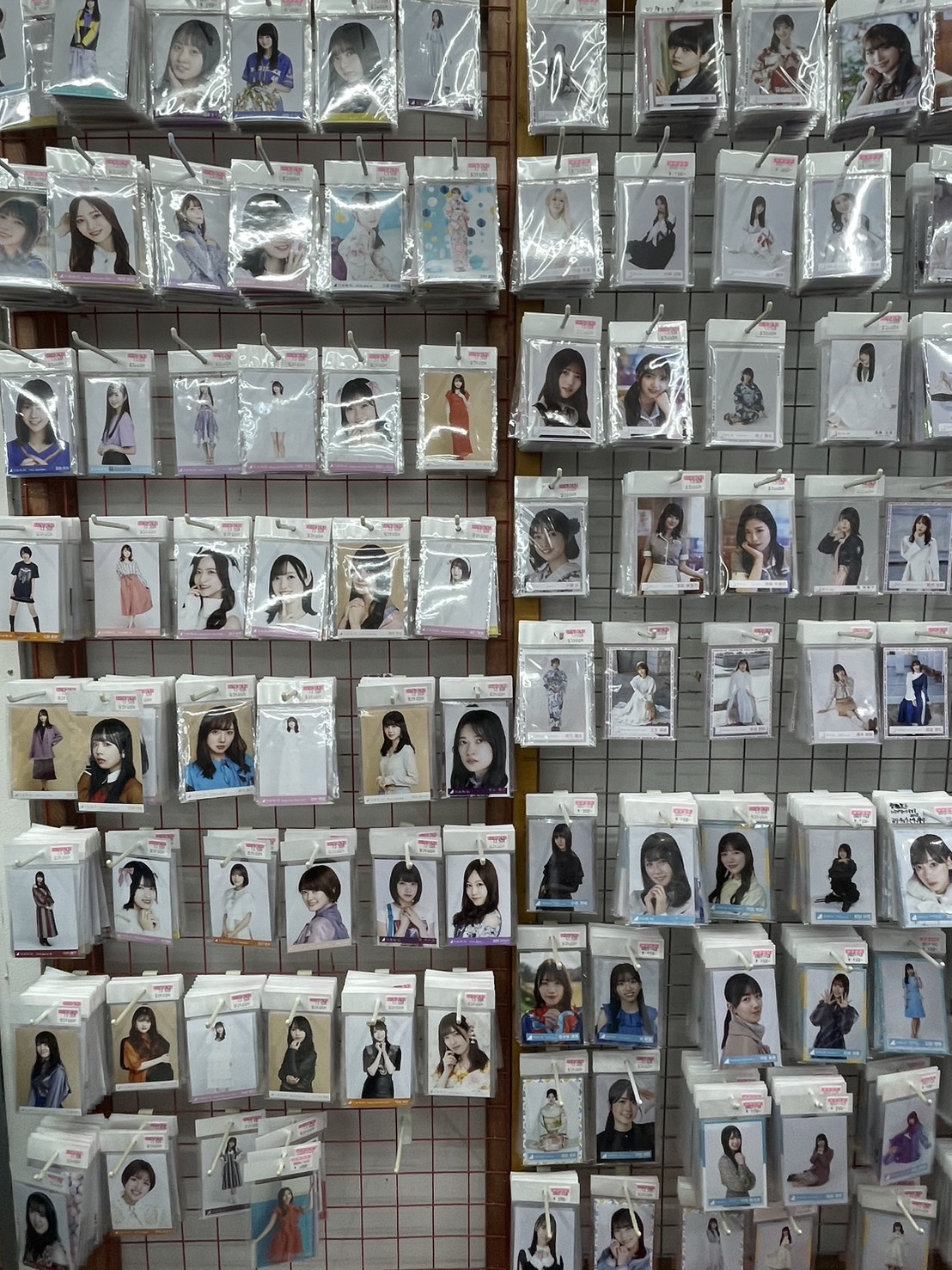 CDコーナーより 乃木坂46を中心に坂道グループグッズ、生写真