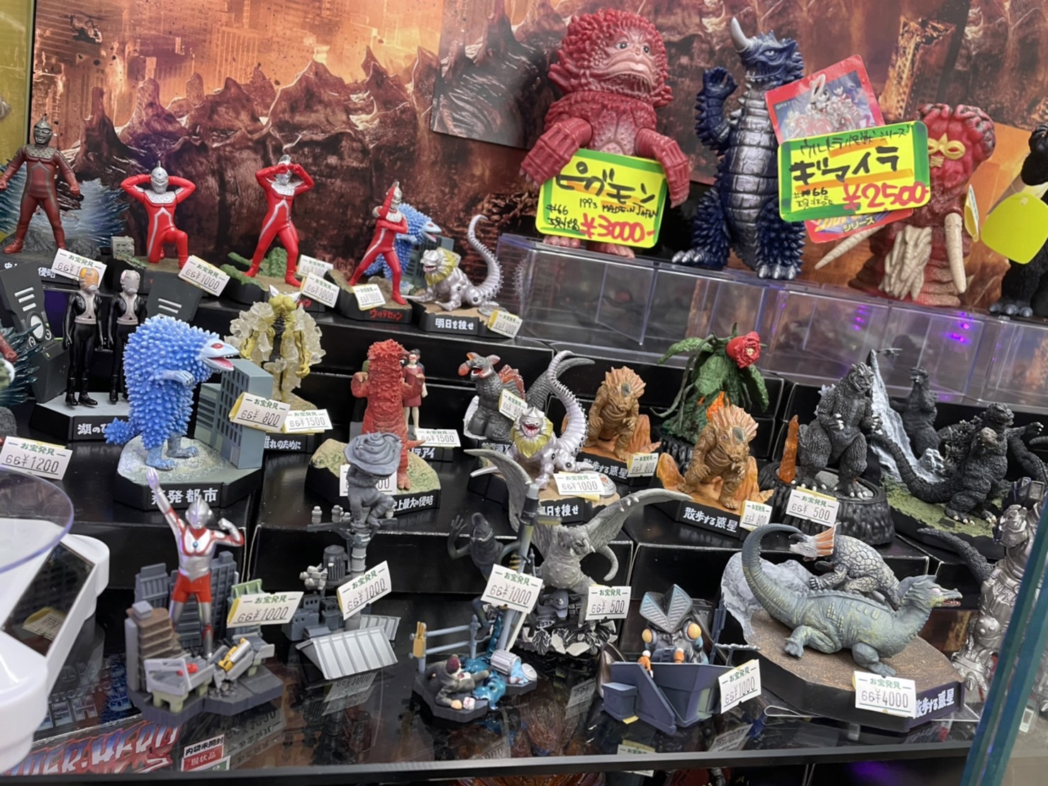 □おもちゃコーナーに【ゴジラやウルトラ怪獣】等々 ちょっと増えまし