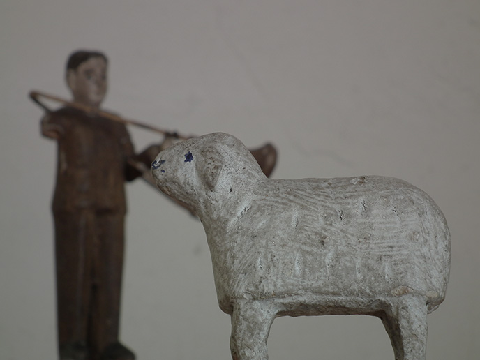 G02186 アンティーク 古い木彫りの羊とラッパを持つ羊飼い | MANSIKKA