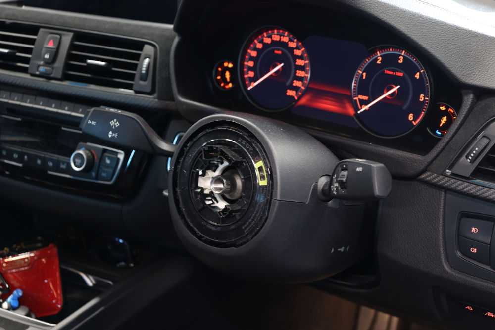 BMW F30/320ⅾ LCI ＆ BMW純正 M Performance スポーツ・ステアリング