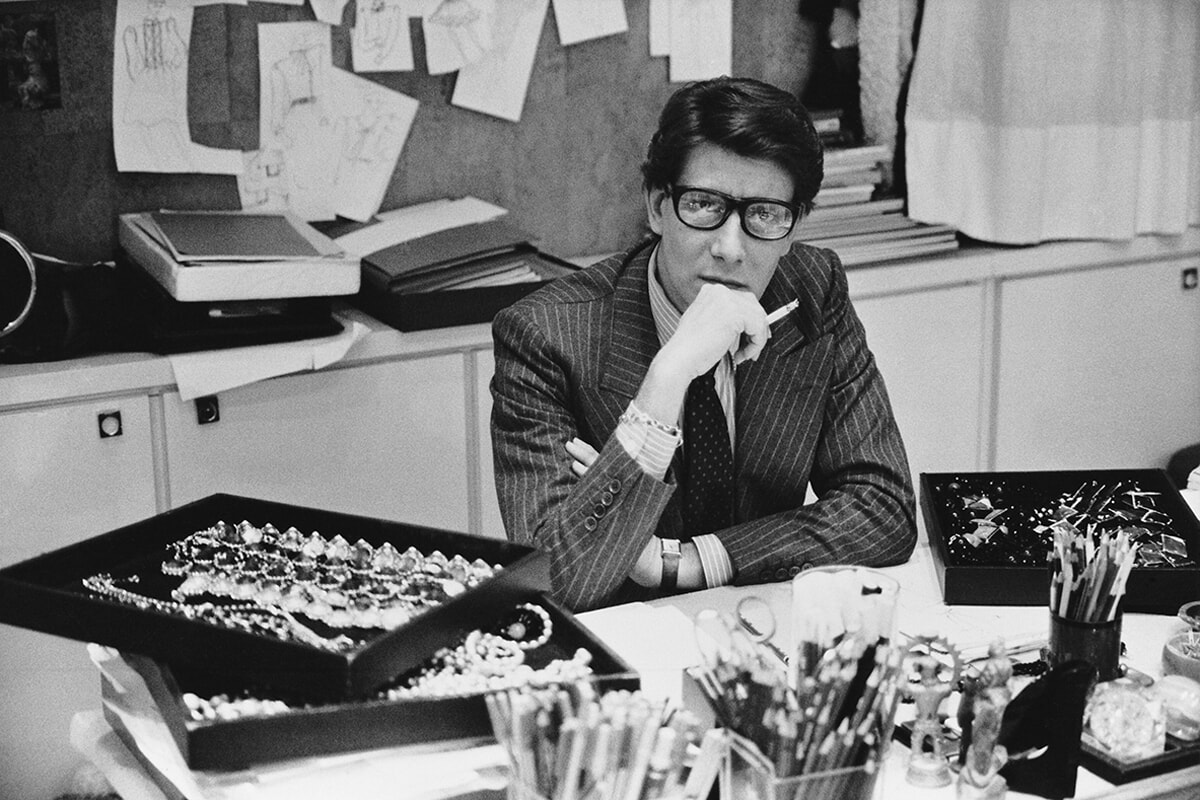 モードの帝王」イヴ・サンローラン、没後日本で初の大回顧展