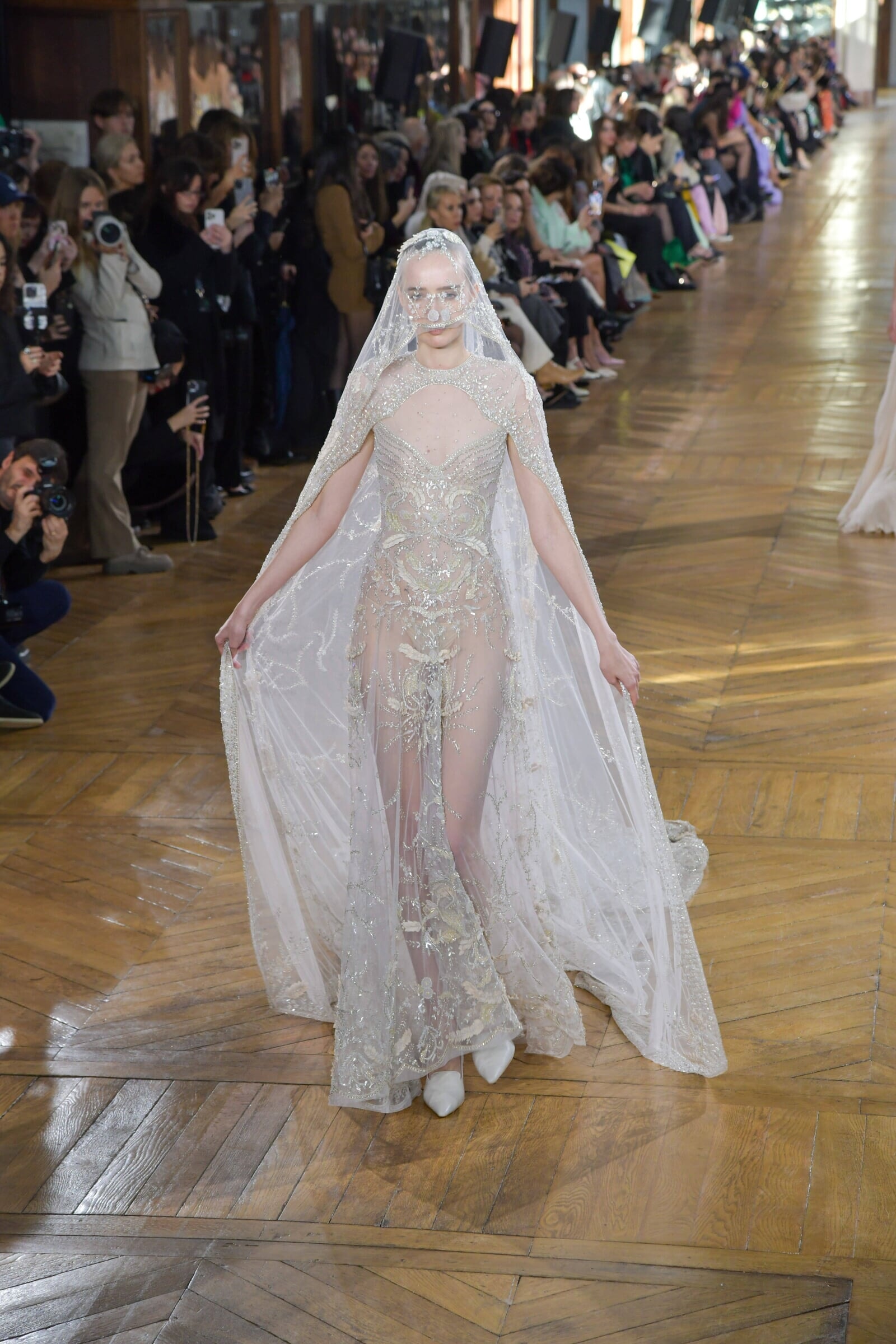 2025年春夏オートクチュールコレクションは、センシュアルなシースルー