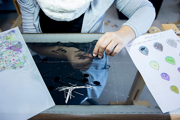 シャネルの刺繍とツイードを生み出すルサージュ。｜Le cercle Chanel