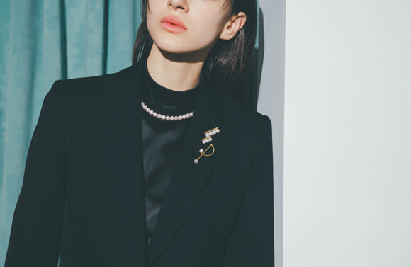 春のおしゃれに、タサキの新作パールブローチを。｜Fashion