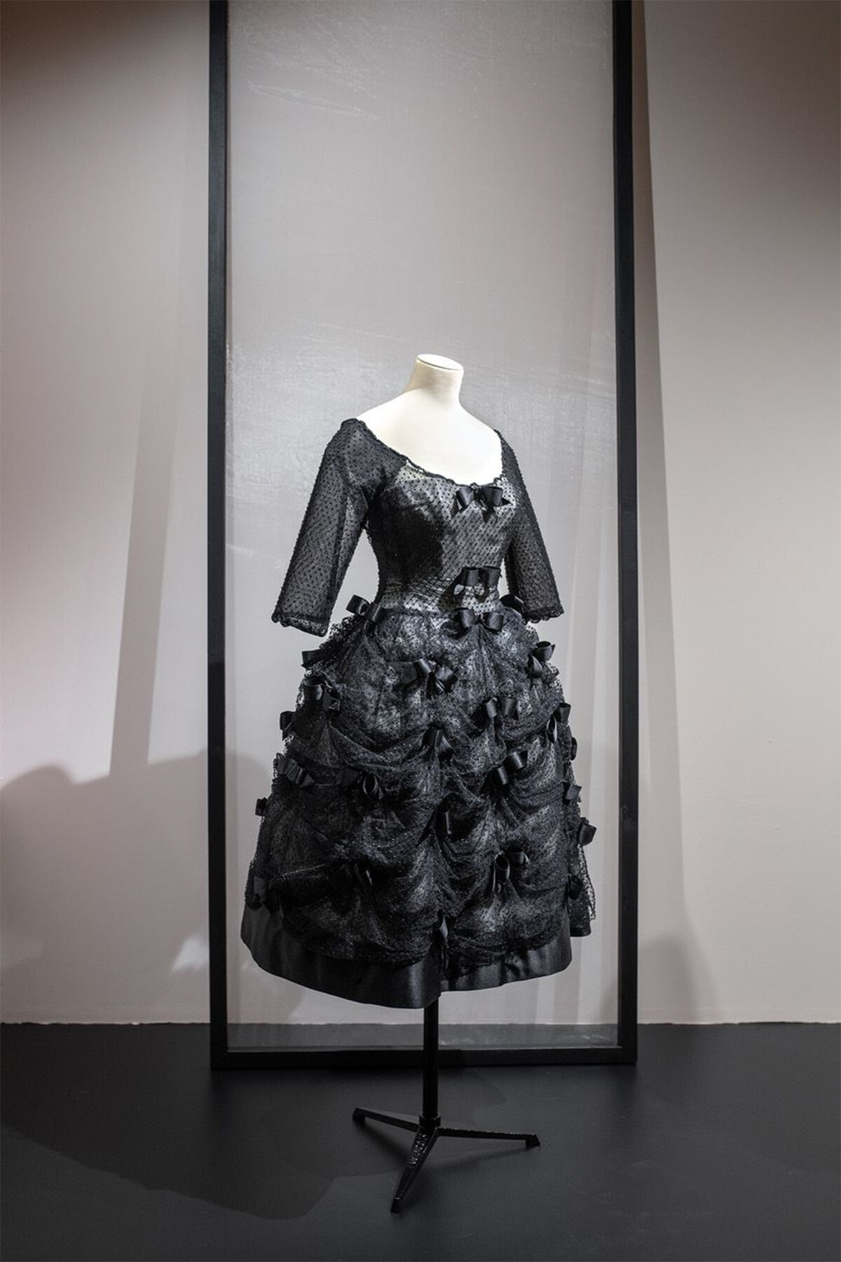 レースの街カレの美術館で見る、イヴ・サンローランの透明な挑発