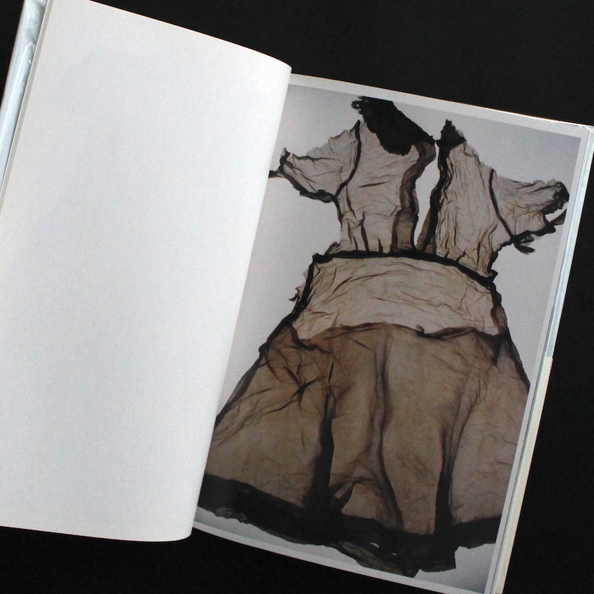 ひろしま / Hiroshima（Signed） - 石内 都 / Miyako Ishiuchi