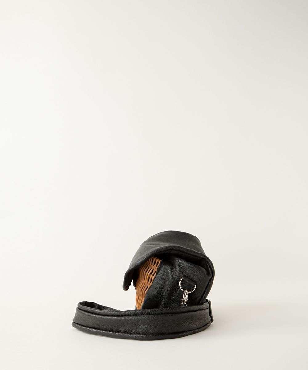 ebagos フニュ シュリンク・ボディバッグS (マロングラッセ） 籐ポケ