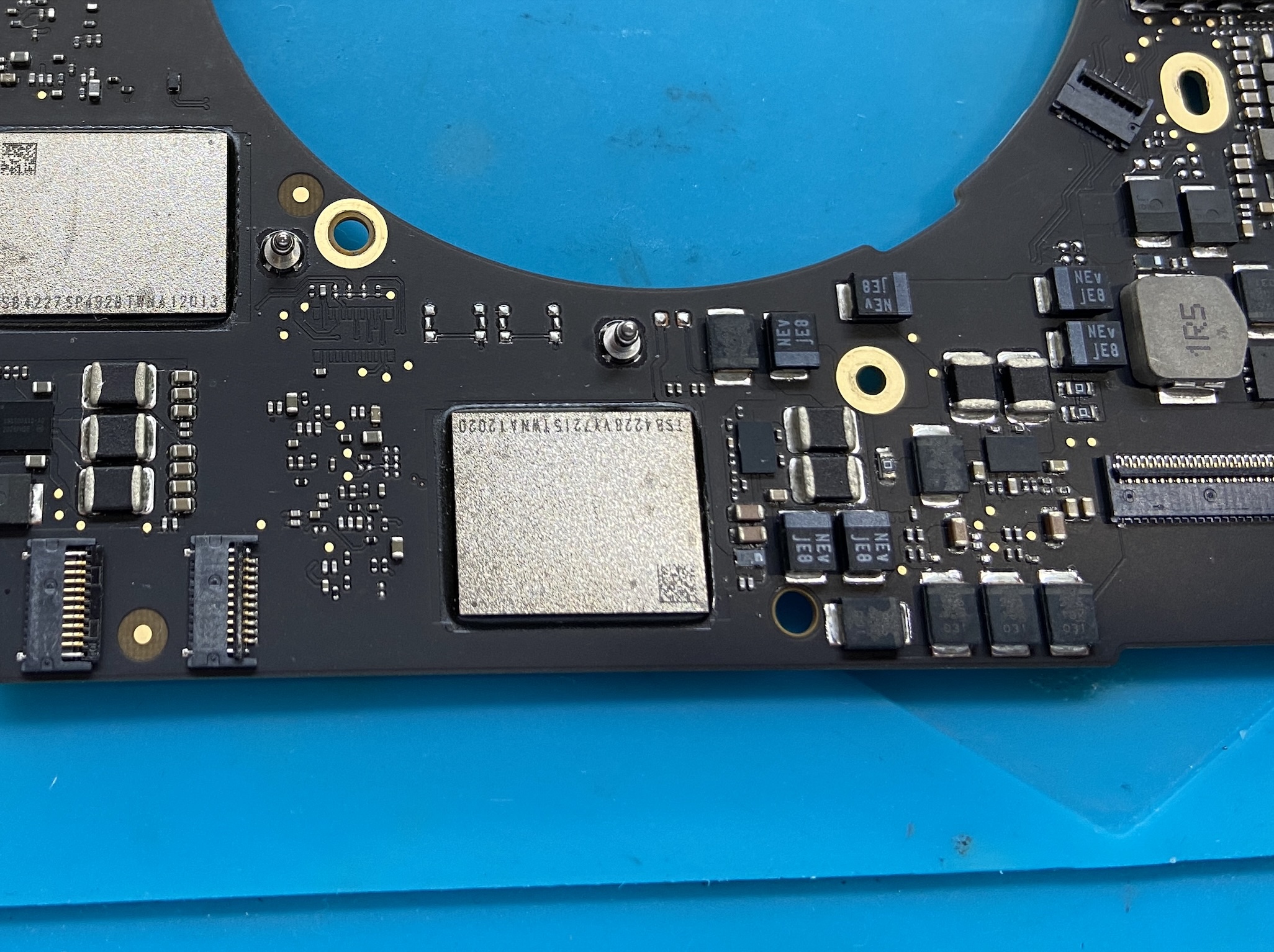 SSD故障】NANDチップ交換で MacBookPro 2020 モデル のロジックボード