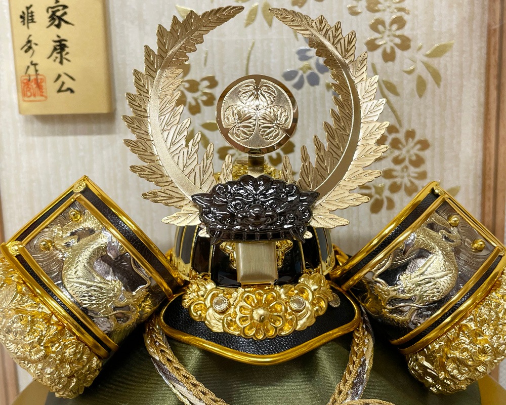 大幅値下げ！五月人形伊達政宗公兜飾り ガラスケース、オルゴール付き