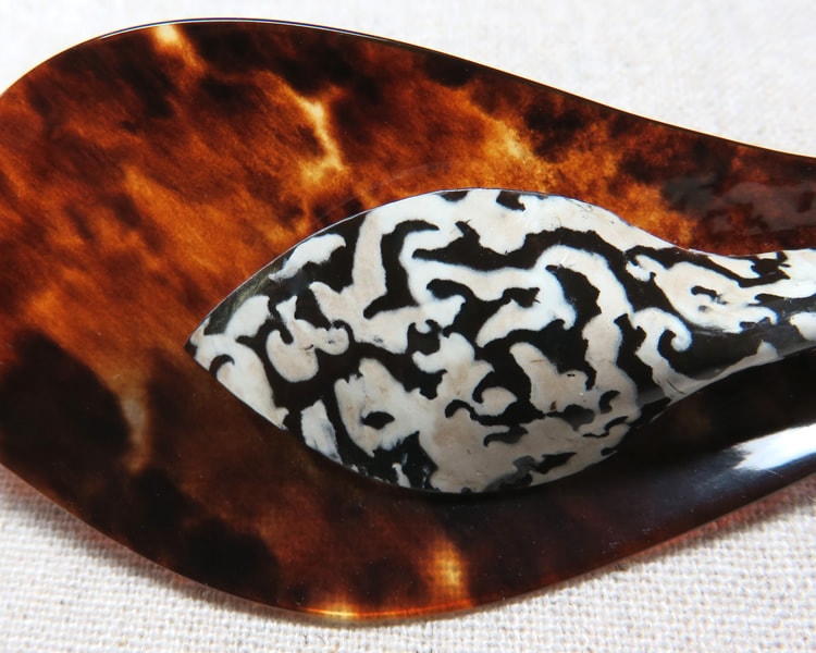 本甲 水モク リーフ ＜ブローチ＞ (長崎のべっ甲細工) ｜本べっ甲細工