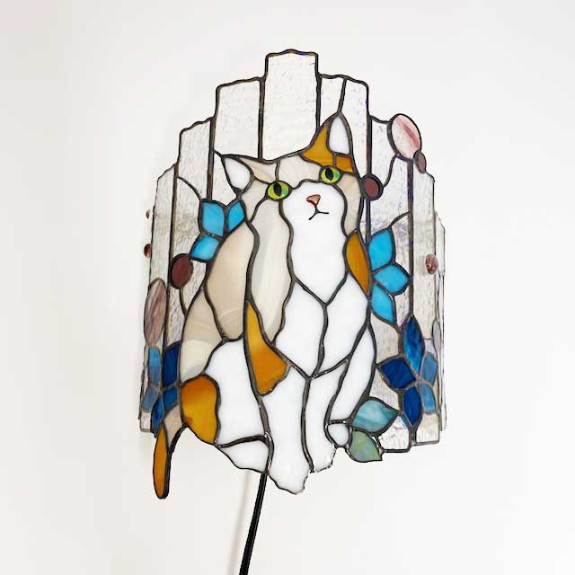 壁掛け 猫灯り」 剱持敬子 茶ぶち猫のステンドグラスアートのランプ