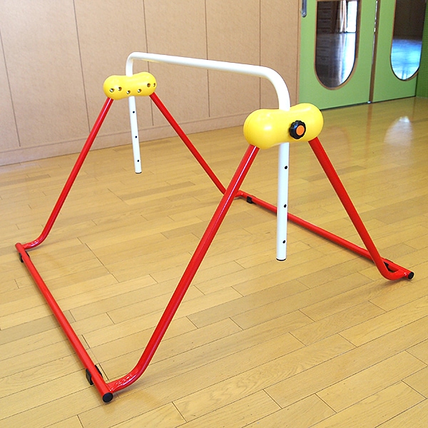 室内 鉄棒、体育体操マット、スケートボードセクション スケボーレール