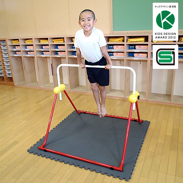 室内 鉄棒、体育体操マット、スケートボードセクション スケボーレール