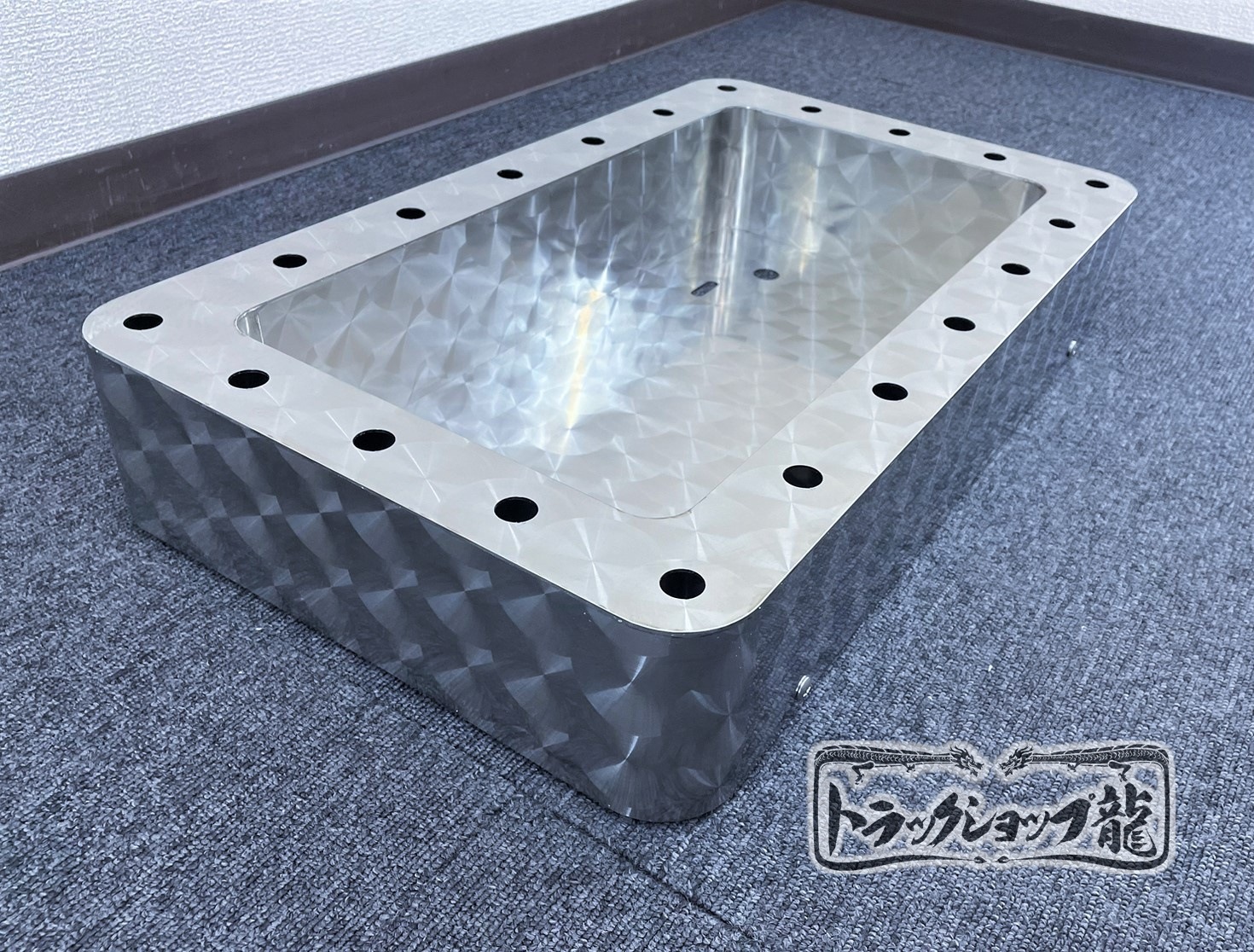 ステンレス 大型 パイロットナンバー枠 鱗柄 奥行100mm 角R仕様