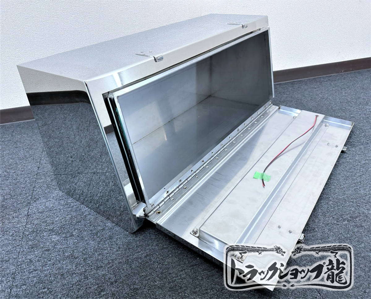 ステンレス製 工具箱 750サイズ 鏡面×鱗柄 丸棒 菱アンドン LEDライト