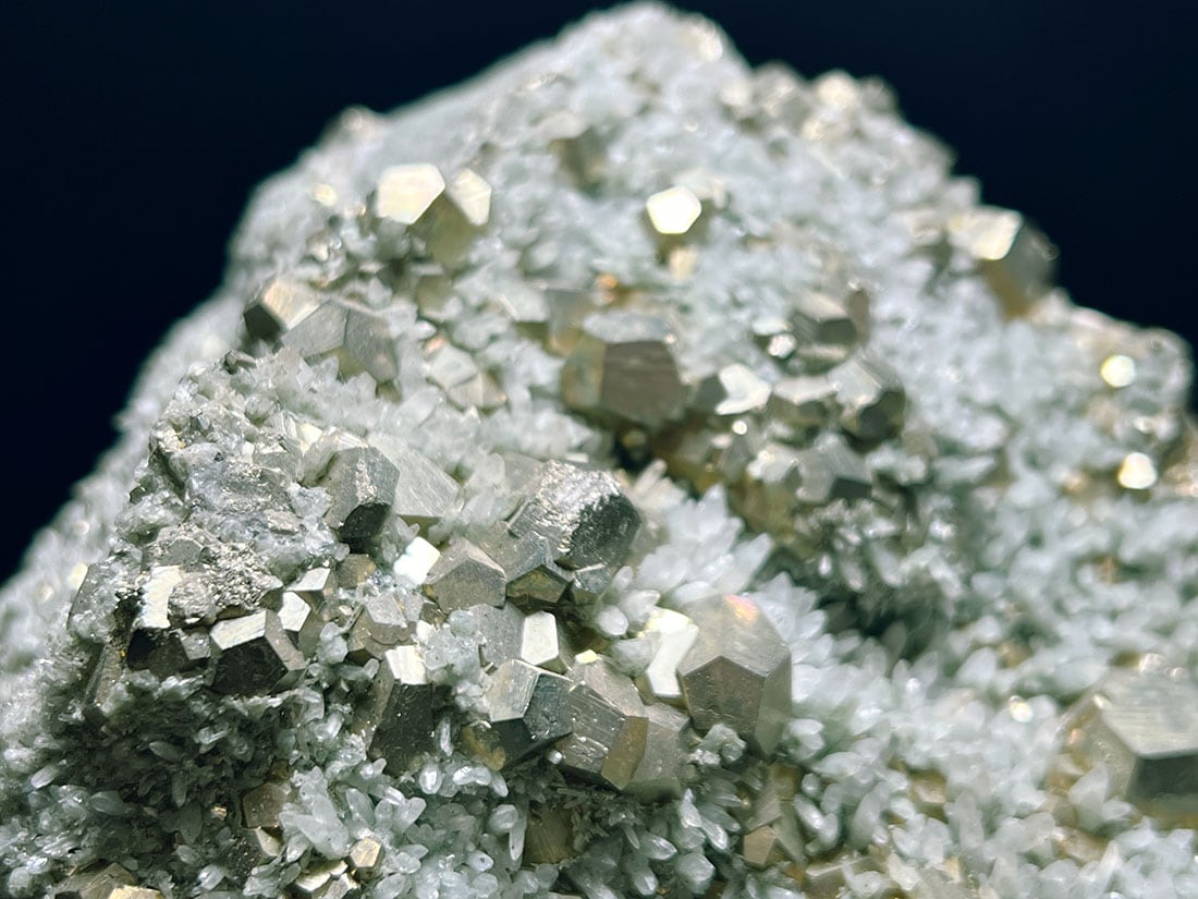 巨大】3kg超 レインボー カラー パイライト 水晶クラスター 共生 台座