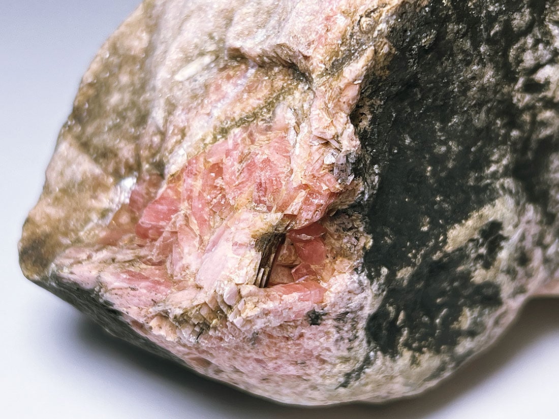 北海道古平郡稲倉石鉱山産 菱マンガン鉱