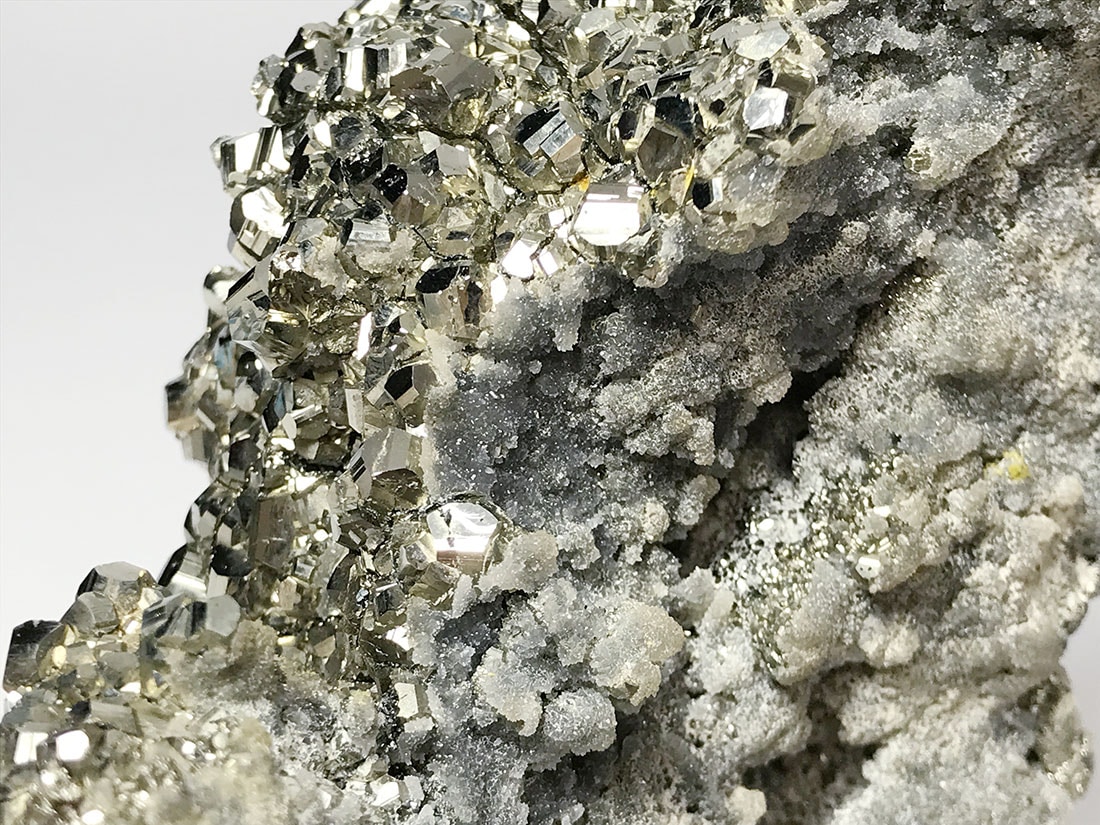 青森県尾太鉱山産 黄鉄鉱(パイライト)/Pyrite