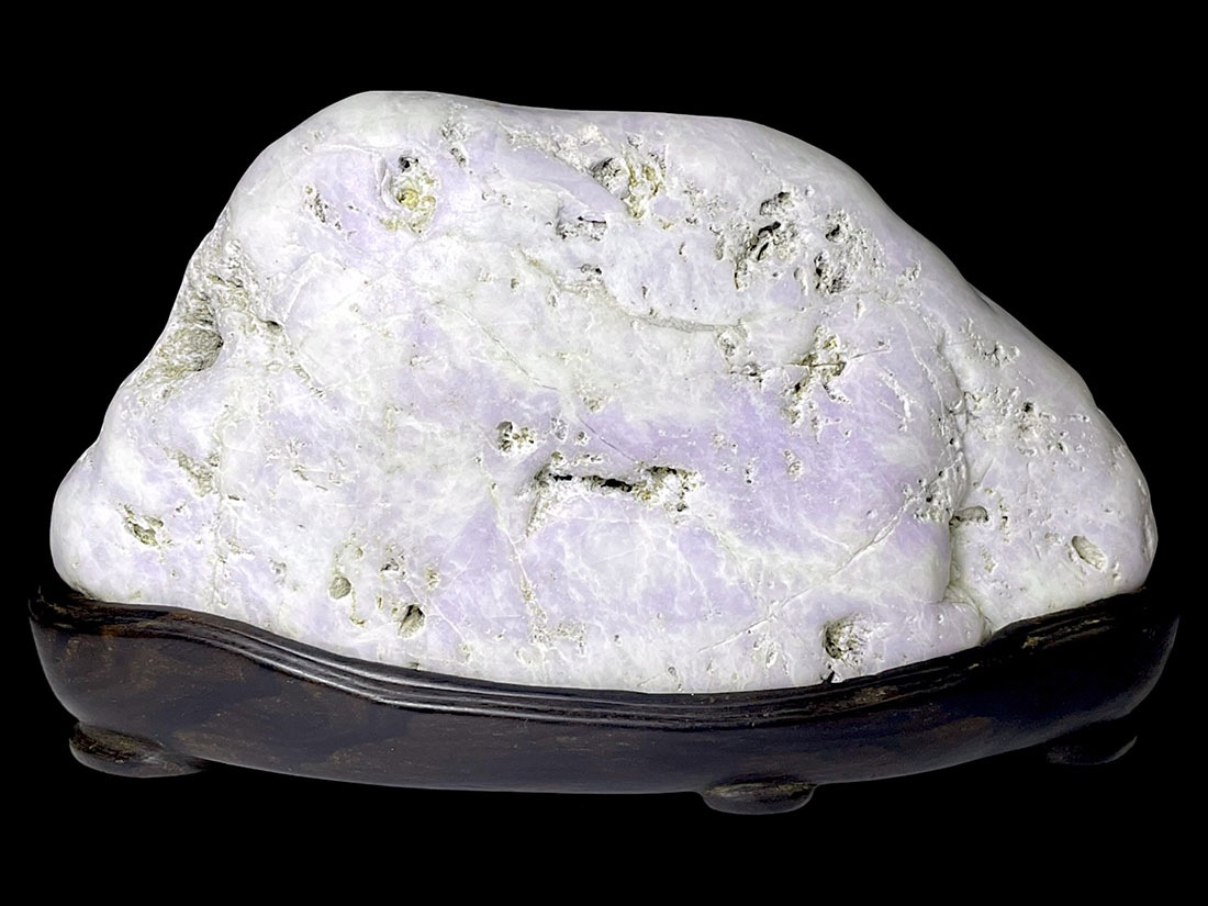 新潟県糸魚川産 ラベンダー翡翠(木製台座付き)