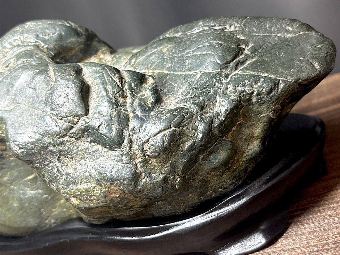 日本の名石】北海道産 神居古潭石 【ウブ石】 (木製台座付き)