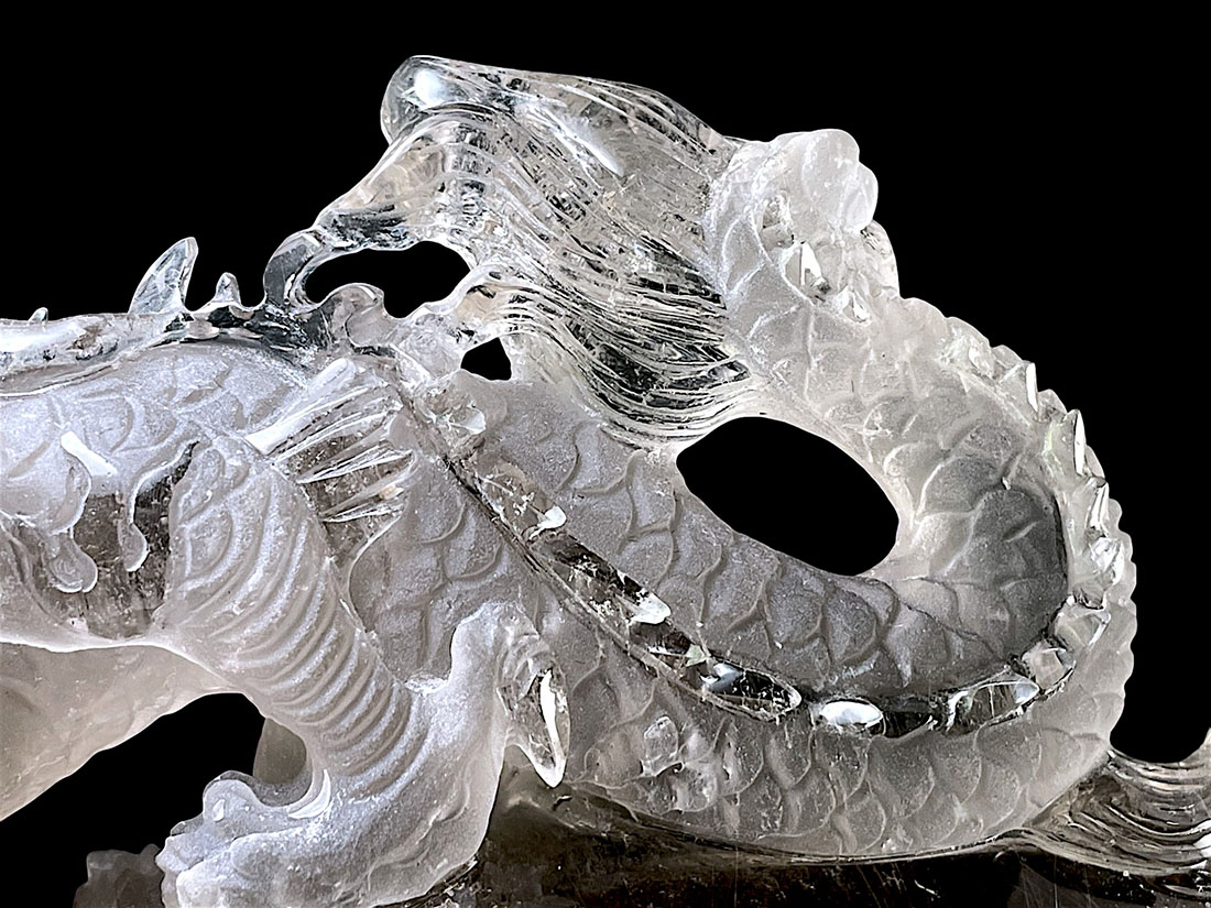 ルチルクォーツ 龍 彫刻 (木製台座付き)