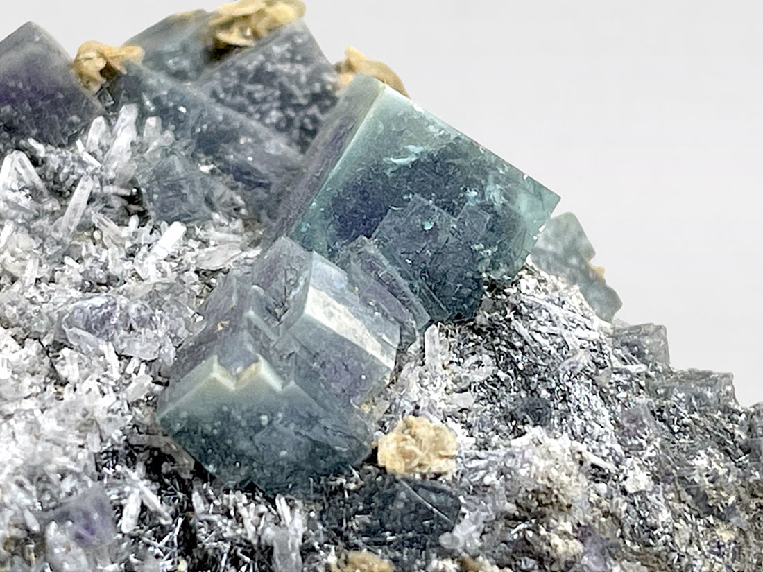 内モンゴル産ビスマシナイト(フローライト&水晶)共生/Bisumathinite