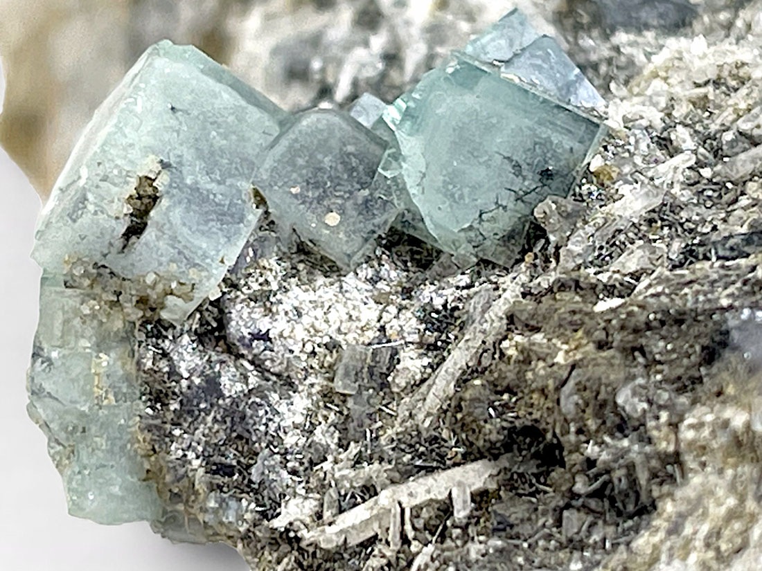 内モンゴル産ビスマシナイト(フローライト&水晶)共生/Bisumathinite