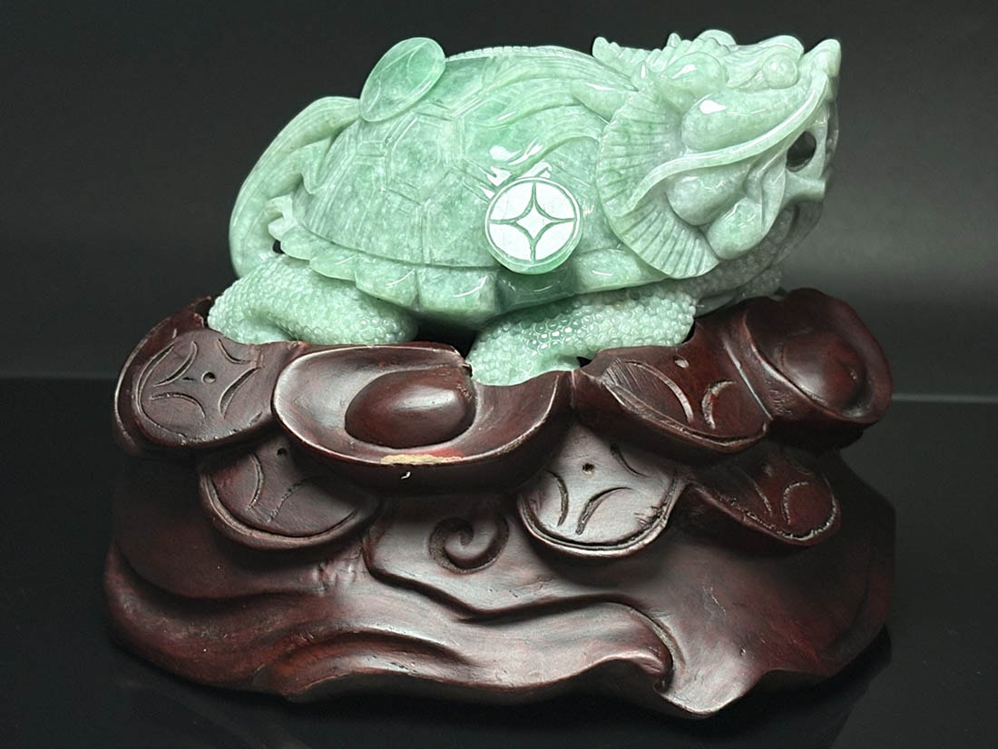 翡翠 龍亀(ロングイ) 彫刻 (木製台座付き)