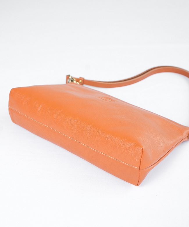 国内正規販売店】[5442302211]IL BISONTE(イルビゾンテ) レザーバッグ