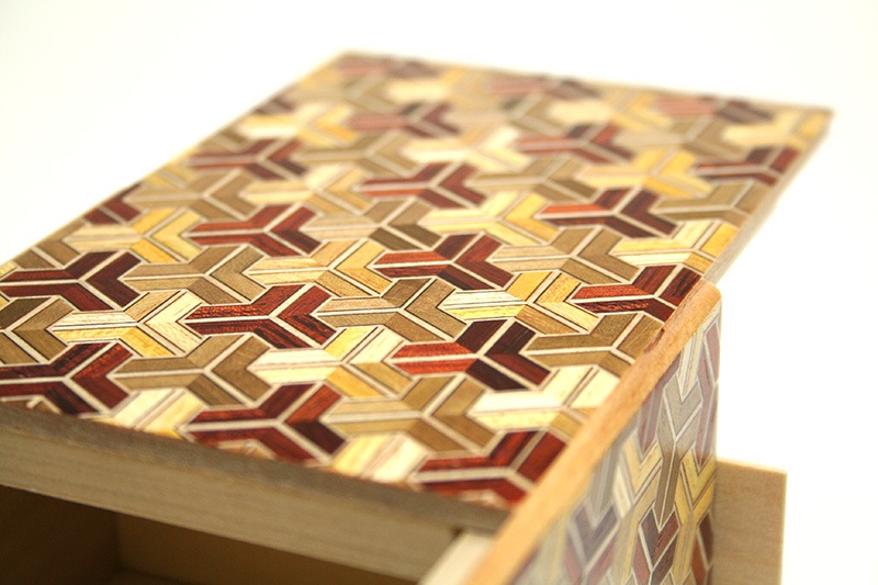 秘密箱35回＋1仕掛け 三色亀甲 | 秘密箱 | 寄木細工専門店 箱根丸山物産