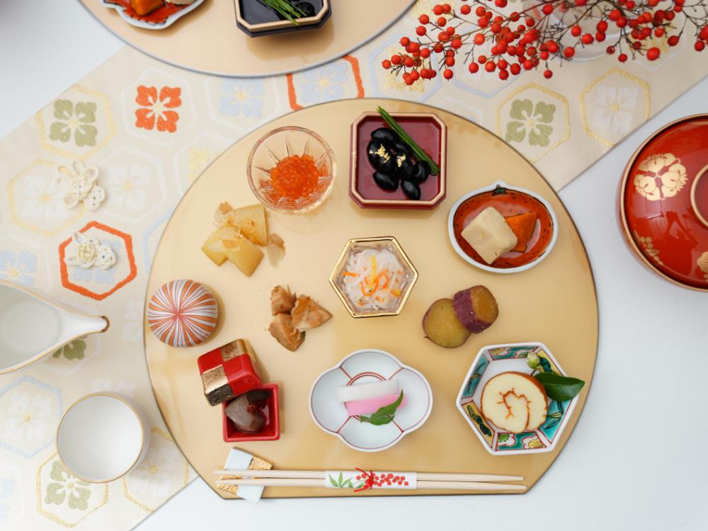 双鳩窯 九谷焼 縁起豆皿 紅白椿 ｜ 四季折々のおしゃれな和食器通販