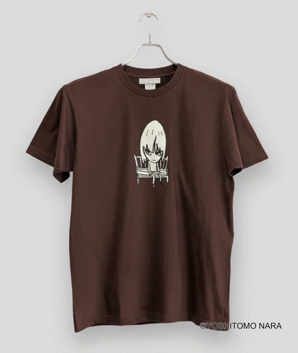 奈良美智 Tシャツ [Bench(チョコレート)]｜ラムフロム - アートグッズ