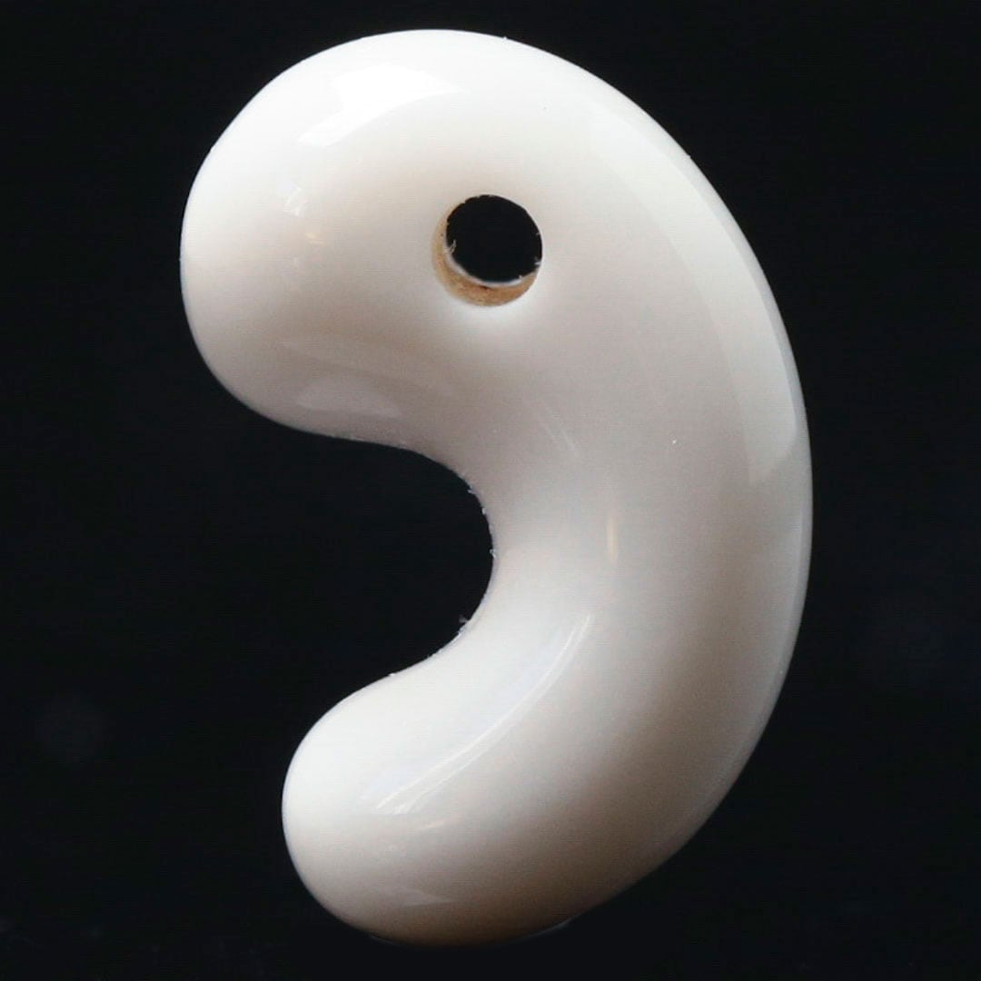 白めのう 出雲型勾玉 20ミリ