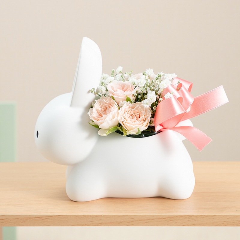 直送商品A】うさぎカバーアレンジ ピンク | 生花アレンジメント