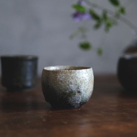 黒唐津 ぐい呑み/一点もの | 唐津焼 雅樂窯 ( うたがま ) | 糸島くらし