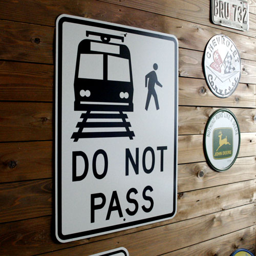 アメリカの工場直輸入の道路標識！アメリカの道路標識 「DO NOT PASS