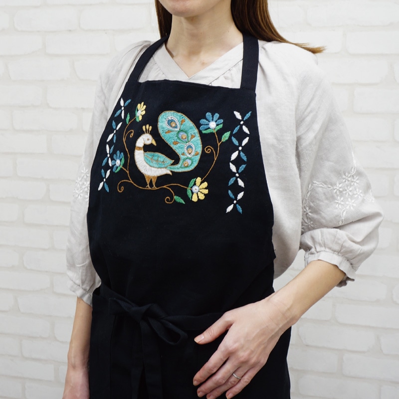 ミラー刺繍 エプロン ピーコック（ブラック） | 第3世界ショップ 卸