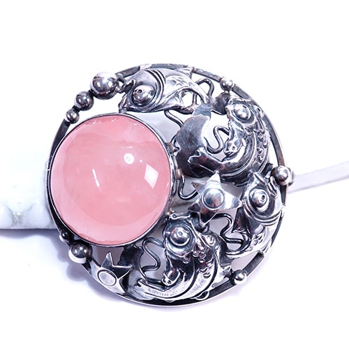 N.E.FROM（N.E フロム）ローズクォーツ 魚ブローチ