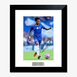 額装済みサッカーサイン入りフォトを販売 - THE DUGOUT