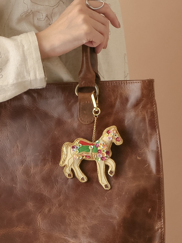 ザリ刺繍キーホルダー （ホワイトホース) M21-1213｜KANKAN ONLINE